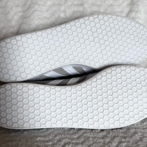 NWOB ADIDAS Gazelle Suede Shoe, Gray/White, 11 - Picture 5 of 5